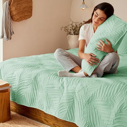 Exclusivo Mezcla 3-Piece Lightweight California King Quilt Bedding Set