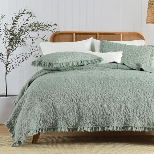 HORIMOTE HOME Sage Green Ruffled Quilt Queen Size, Shabby Chic Floral Quilt Set Lightweight Crinkled Farmhouse Rustic Bedding Set, 3 Pieces Reversible Bedspread with 2 Pillow Shams for All Season