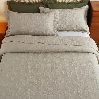 EVENHUG Oversized Quilts Set King Size 3 Piece Bedding Set Reversible Bedspread with 2 Pillow Shams Coverlet Lightweight Soft Bed Cover for All Season(120"X120",Taupe)