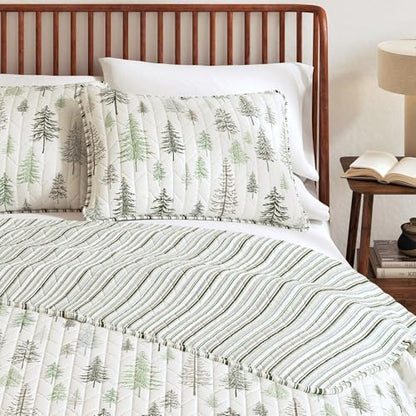 Great Bay Home Lodge Quilt Set - 3-Piece King/California King Size Rustic Bedding Set - Lightweight, All-Season, Reversible Bedspread (Lodge Trees)