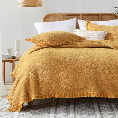 HORIMOTE HOME Yellow Ruffled Quilt King Size, Shabby Chic Floral Quilt Set Lightweight Crinkled Farmhouse Rustic Bedding Set, 3 Pieces Reversible Bedspread with 2 Pillow Shams for All Season