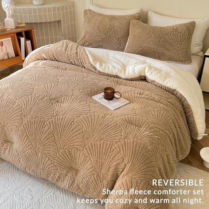 tohrisa Seashell Jacquard Sherpa Comforter Set Warm Cozy Premium Bedding 3 Pieces, Full/Queen Size Geometric Pattern Quilt Comforter with 2 Pillowcases(90"X90" Beige)