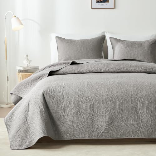 akkialla 118"x106" Grey California King Quilt Set, Oversized Floor-Length Bedspread, Modern Coin Pattern Microfiber Coverlet, 3-Piece All Season Bedding with 2 Pillow Shams