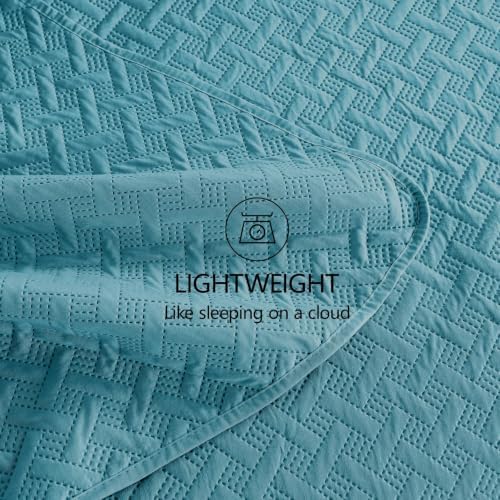 FLYMME Oversized King/California King Quilt Set 118"x106", Teal 3-Piece Floor-Length Bedspread, Premium Microfiber Lightweight Coverlet for King/California King Bed (1 Quilt, 2 Shams)