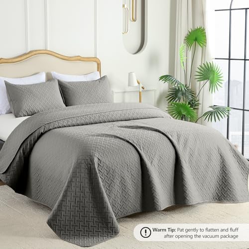 FLYMME Queen Quilt Bedding Set Dark Grey Lightweight Bedspreads Full Size,Modern Style Geometric Weave Stripe Pattern,Soft Microfiber Bed Coverlet for All Season (1 Quilt, 2 Shams)