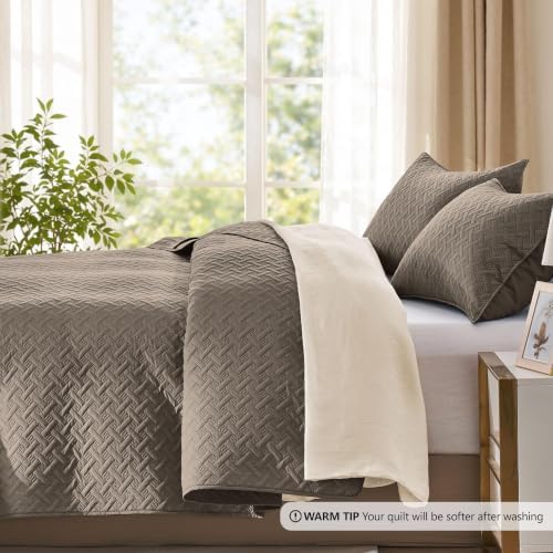FLYMME Oversized King/California King Quilt Set 118"x106", Mocha Brown 3-Piece Floor-Length Bedspread, Premium Microfiber Lightweight Coverlet for King/California King Bed (1 Quilt, 2 Shams)