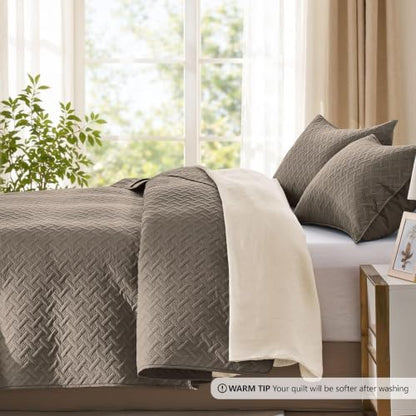 FLYMME Oversized King/California King Quilt Set 118"x106", Mocha Brown 3-Piece Floor-Length Bedspread, Premium Microfiber Lightweight Coverlet for King/California King Bed (1 Quilt, 2 Shams)