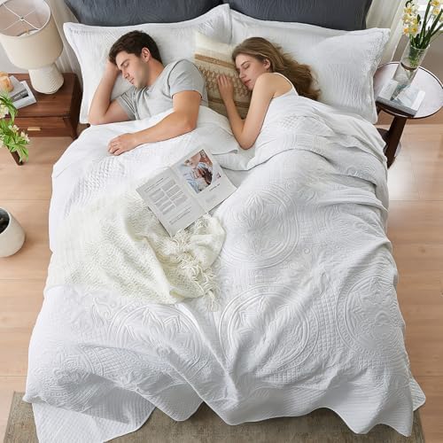 Qucover Alaska King Bedspread 132x 120, Oversized King Bedspread Extra Wide, 3 Piece Soft Microfiber Lightweight Oversized King Quilt Bedding Set, Vintage Persian Pattern, with Pillow Shams, White