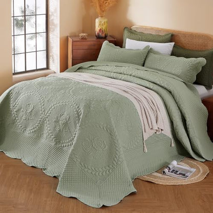 EVENHUG Oversized King Bedspreads California King Quilt Set with Pillow Shams Extra Wide Large King Size Quilts Lightweight Coverlet Bedding Sets Sage Green 120"x128"