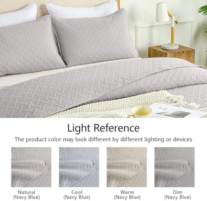 FLYMME King Size Quilt Bedding Set Light Grey Lightweight Bedspreads Set,Soft Microfiber Bed Coverlet 3 Pieces (1 Quilt, 2 Shams)