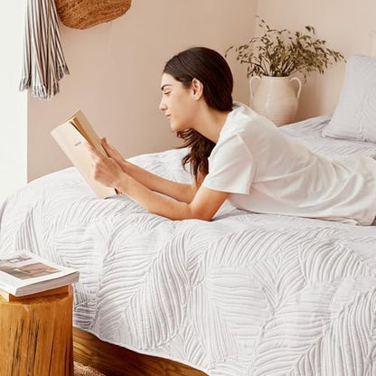 Exclusivo Mezcla Lightweight Twin Size Quilt Bedding Set, Soft Microfiber