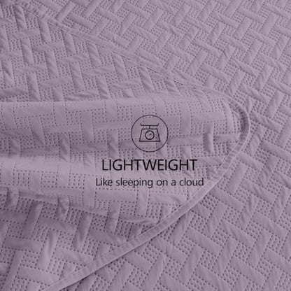 FLYMME Oversized King/California King Quilt Set 118"x106", Grayish Purple 3-Piece Floor-Length Bedspread, Premium Microfiber Lightweight Coverlet for King/California King Bed (1 Quilt, 2 Shams)