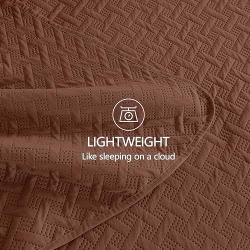 FLYMME Full/Queen Quilt Bedding Set, Brown Lightweight Microfiber Bedspread, Modern Geometric Weave Stripe Pattern, Soft Summer & All-Season Bed Coverlet, Includes 1 Quilt & 2 Shams