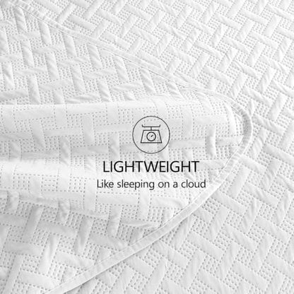 FLYMME Oversized King/California King Quilt Set 118"x106", White 3-Piece Floor-Length Bedspread, Premium Microfiber Lightweight Coverlet for King/California King Bed (1 Quilt, 2 Shams)