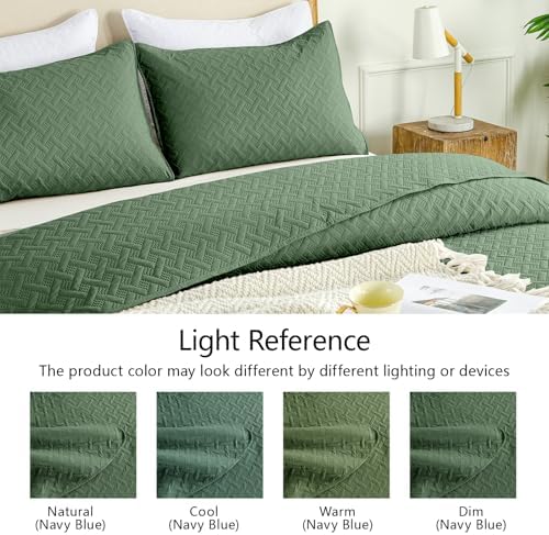 FLYMME King Size Quilt Bedding Set Olive Green Lightweight Bedspreads for Summer,Modern Style Geometric Weave Stripe Pattern,Soft Microfiber Bed Coverlet 3 Pieces (1 Quilt, 2 Shams)