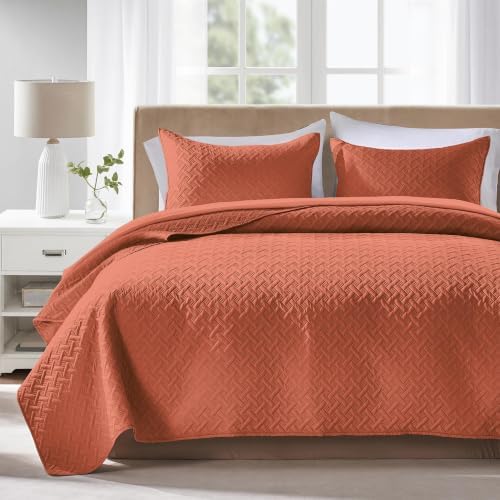 FLYMME Oversized King/California King Quilt Set 118"x106", Burnt Orange 3-Piece Floor-Length Bedspread, Premium Microfiber Lightweight Coverlet for King/California King Bed (1 Quilt, 2 Shams)
