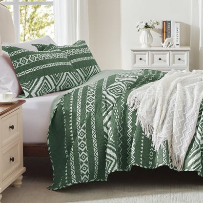 LEAONME 3 Pieces King Size Olive Green Quilt Set with Checkered Pattern Lightweight Oversized Bedspread 98''x106'' Soft Coverlet Warm Bed Cover for All Seasons (1 Quilt, 2 Pillow Shams)