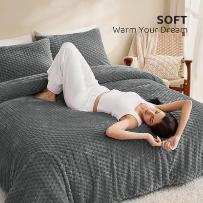 Petrichor Fluffy Queen Comforter Set - Ultra-Soft Gray Flannel Thick Comforter for Queen Bed, Luxury Warm Bedding Set for Winter & Fall, Cozy Fuzzy Bed Set 3 Pieces (1 Comforter & 2 Pillowcases)