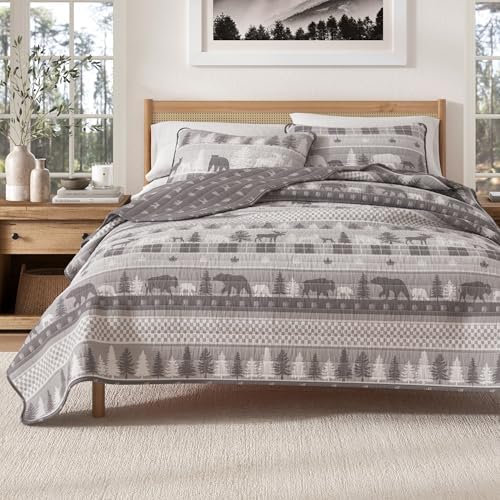 Great Bay Home Lodge Quilt Set - 3-Piece Full/Queen Size Rustic Bedding Set - Lightweight, All-Season, Reversible Bedspread (Rustic Landscape Grey)