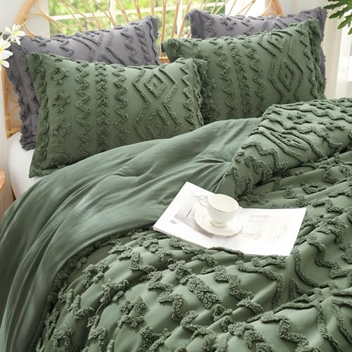 Amélie Home Tufted Boho Comforter Set King Size, 3 Pieces Soft Textured Bed Set, Lightweight Breathable Comforter for All Seasons, Farmhouse Shabby Chic Jacquard Bedding, Cozy Gift for Women, Green