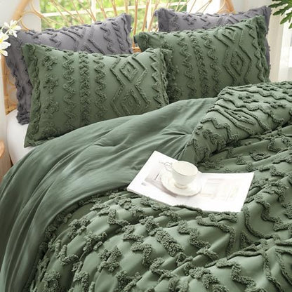 Amélie Home Tufted Boho Comforter Set Twin Size, 2 Pieces Soft Textured Bed Set, Lightweight Breathable Comforter for All Seasons, Farmhouse Shabby Chic Jacquard Bedding, Cozy Gift for Women, Green