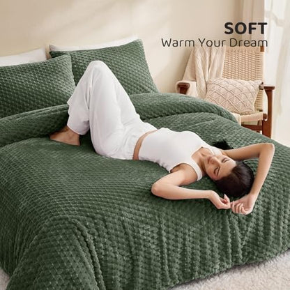 Petrichor Fluffy Queen Comforter Set - Ultra-Soft Green Flannel Thick Comforter for Queen Bed, Luxury Warm Bedding Set for Winter & Fall, Cozy Fuzzy Bed Set 3 Pieces (1 Comforter & 2 Pillowcases)