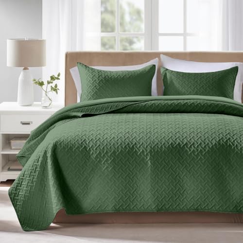 FLYMME Oversized King/California King Quilt Set 118"x106", Olive Green 3-Piece Floor-Length Bedspread, Premium Microfiber Lightweight Coverlet for King/California King Bed (1 Quilt, 2 Shams)