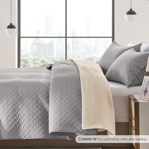 FLYMME King Size Quilt Bedding Set Light Grey Lightweight Bedspreads Set,Soft Microfiber Bed Coverlet 3 Pieces (1 Quilt, 2 Shams)