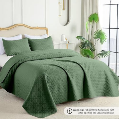 FLYMME Oversized King/California King Quilt Set 118"x106", Olive Green 3-Piece Floor-Length Bedspread, Premium Microfiber Lightweight Coverlet for King/California King Bed (1 Quilt, 2 Shams)