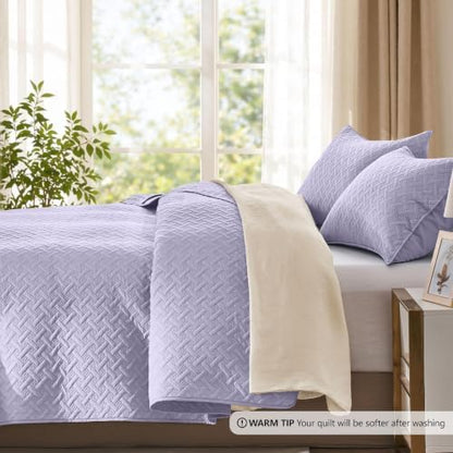FLYMME Oversized King/California King Quilt Set 118"x106", Lavender 3-Piece Floor-Length Bedspread, Premium Microfiber Lightweight Coverlet for King/California King Bed (1 Quilt, 2 Shams)