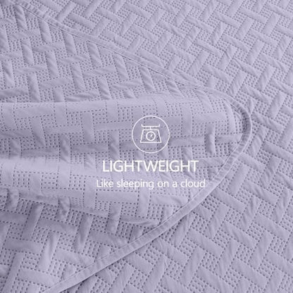 FLYMME Oversized King/California King Quilt Set 118"x106", Lavender 3-Piece Floor-Length Bedspread, Premium Microfiber Lightweight Coverlet for King/California King Bed (1 Quilt, 2 Shams)