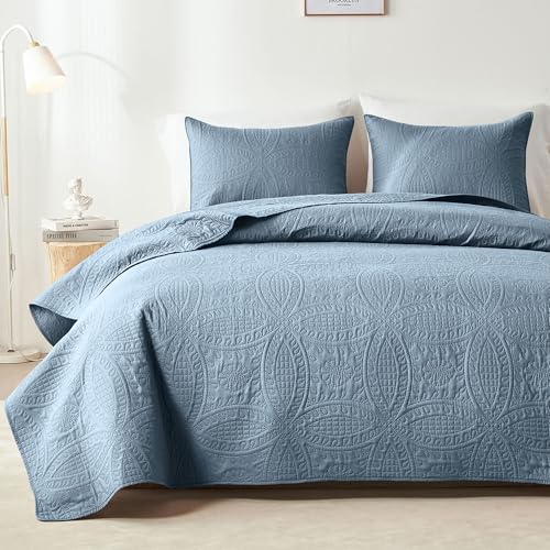 akkialla 118"x106" Dusty Blue California King Quilt Set, Oversized Floor-Length Bedspread, Modern Coin Pattern Microfiber Coverlet, 3-Piece All Season Bedding with 2 Pillow Shams