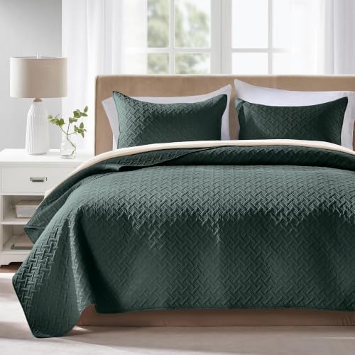 FLYMME Oversized King/California King Quilt Set 118"x106", Forest Green 3-Piece Floor-Length Bedspread, Premium Microfiber Lightweight Coverlet for King/California King Bed (1 Quilt, 2 Shams)