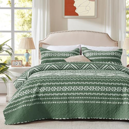 LEAONME 3 Pieces King Size Olive Green Quilt Set with Checkered Pattern Lightweight Oversized Bedspread 98''x106'' Soft Coverlet Warm Bed Cover for All Seasons (1 Quilt, 2 Pillow Shams)
