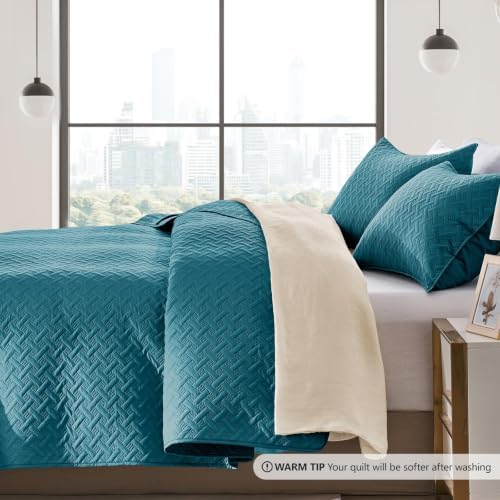 FLYMME Oversized King/California King Quilt Set 118"x106", Teal 3-Piece Floor-Length Bedspread, Premium Microfiber Lightweight Coverlet for King/California King Bed (1 Quilt, 2 Shams)