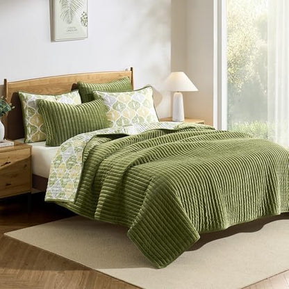 Wonderful Queen Quilt Set, Cotton Reversible Lightweight Comforter, Striped Channel Stitch Green Velvet Bedding with Ogee Printed, Breathable & Comfortable, Suitable for All Season Bedroom Use,94"x94"