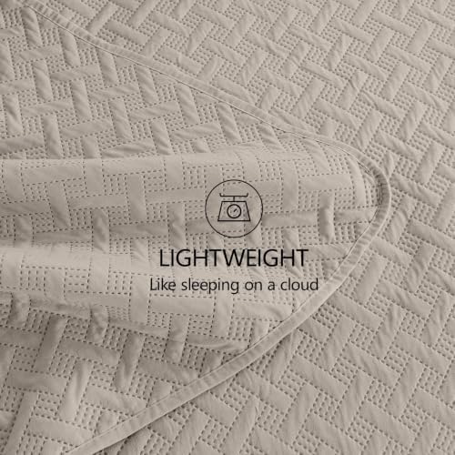 FLYMME Oversized King/California King Quilt Set 118"x106", Taupe 3-Piece Floor-Length Bedspread, Premium Microfiber Lightweight Coverlet for King/California King Bed (1 Quilt, 2 Shams)