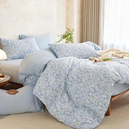 Wake In Cloud - Floral Comforter Set, Cute Vintage Flower Cottagecore Aesthetic for Women Teen Girls, Soft Lightweight Dorm Bedding, 3 Pieces, Light Blue, Queen Size