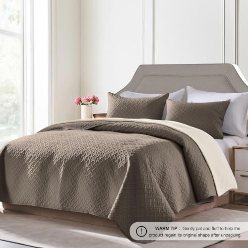 FLYMME Oversized King/California King Quilt Set 118"x106", Mocha Brown 3-Piece Floor-Length Bedspread, Premium Microfiber Lightweight Coverlet for King/California King Bed (1 Quilt, 2 Shams)