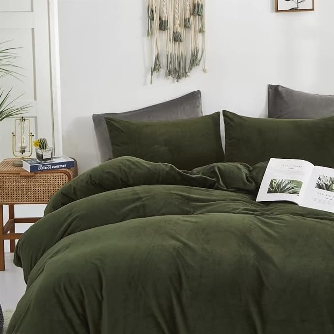 CLOTHKNOW Dark Green Fluffy King Size Comforter Set 3Pcs Velvet Bedding Comforter Sets Soft Dark Green Comforter with 2 x Pillow Cases