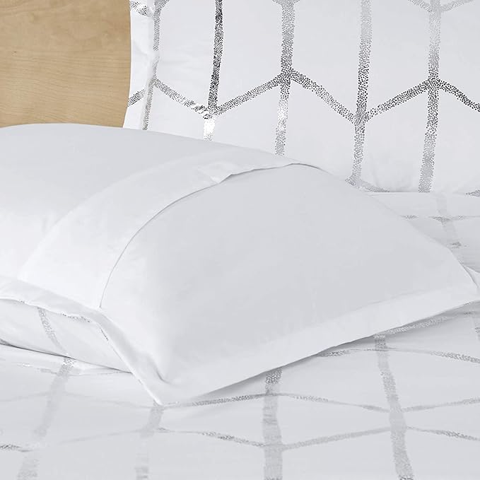 Intelligent Design Raina King/Cal King Comforter Set, Soft Microfiber, Modern Geometric Metallic Bed Set, 5 Pieces College Bedding with 2 Shams, 2 Toss Pillows White/Silver