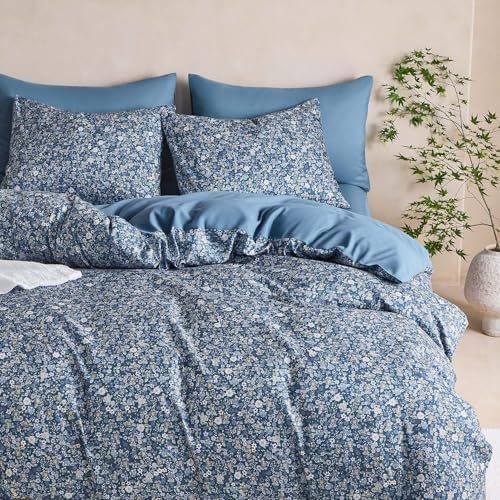 Wake In Cloud - Floral Comforter Set, Cute Vintage Flower Cottagecore Aesthetic for Women Teen Girls, Soft Lightweight Dorm Bedding, 3 Pieces, Dusty Blue, Queen Size