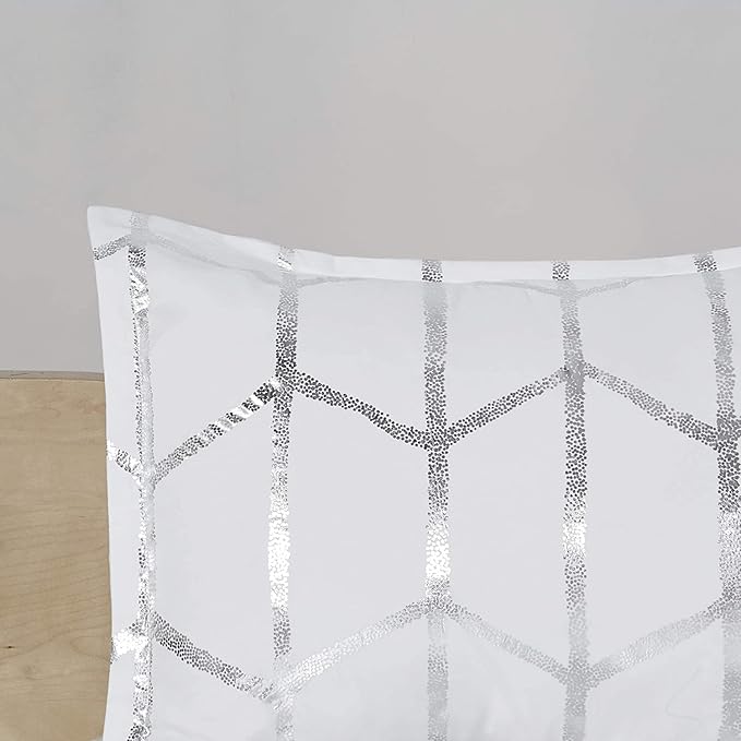 Intelligent Design Raina King/Cal King Comforter Set, Soft Microfiber, Modern Geometric Metallic Bed Set, 5 Pieces College Bedding with 2 Shams, 2 Toss Pillows White/Silver