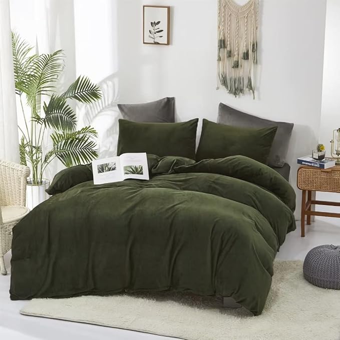 CLOTHKNOW Dark Green Fluffy King Size Comforter Set 3Pcs Velvet Bedding Comforter Sets Soft Dark Green Comforter with 2 x Pillow Cases
