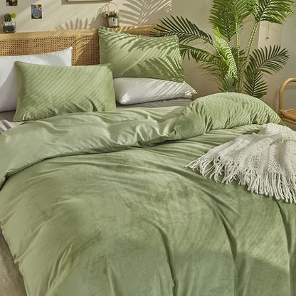 CLOTHKNOW Green Velvet Queen Comforter Set Sage Green Bedding Comforter Sets Soft Comforter Queen with 2 x Pillow Cases