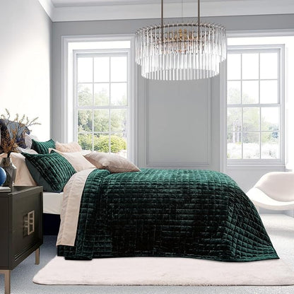 RECYCO Luxury Velvet Quilt Set King Size Bedding Sets, Ultra Soft Velvet Comforter Set, Lightweight Channel Box Stitch Oversized Bedspread Coverlet for All Season, with 2 Shams, Emerald Green