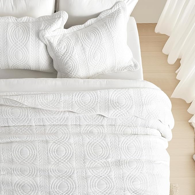 EVERGRACE 100% Cotton Scallop Quilt Set, King Size 3 Piece Set – Lightweight Bedspread with 2 Shams, Soft Prewashed Coastal Bedding Coverlet for Cozy and Elegant Bedding, Bright White