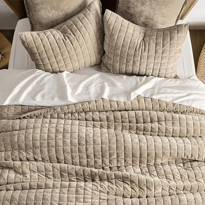 RECYCO Luxury Velvet Quilt Set King Size Bedding Sets, Ultra Soft Velvet Comforter Set, Lightweight Channel Box Stitch Oversized Bedspread Coverlet for All Season, with 2 Shams, Urban Taupe
