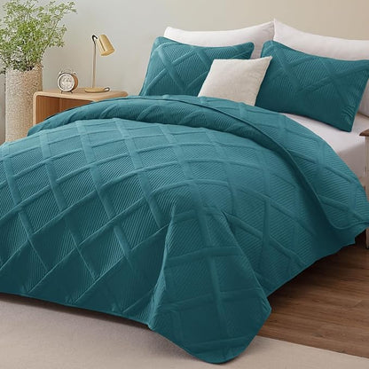 Exclusivo Mezcla Oversized King Quilt Set- Teal Cal King Quilts Bedding Set with 2 Pillow Shams, Modern Bedspread with Striped Pattern, Soft Lightweight Bedspreads Coverlets for All Seasons