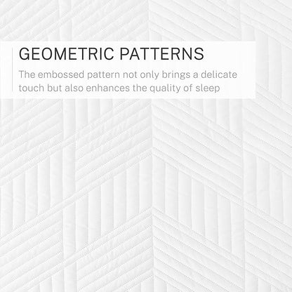 Exclusivo Mezcla California King Quilt Bedding Set, Lightweight White Oversized King Bedspreads Soft Modern Geometric Coverlet Set for All Seasons (1 Quilt and 2 Pillow Shams)